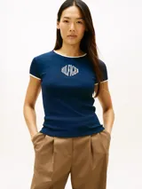 Remera tipo ringer azul marino con ribetes blancos en contraste en el cuello redondo y los puños de las mangas cortas. Presenta un corte ajustado slim y un bordado frontal con el nombre de la marca en el pecho.