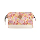 Neceser de poliéster reciclado con estampado de hojas y flores en tonos rosa, naranja, amarillo y blanco. Tiene base de cuero sintético color crema, cierre superior con cremallera YKK y logo de la marca en aplique de cuero. Interior forrado con separadores.