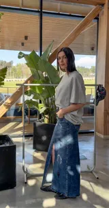 Remera gris de manga corta, corte oversize y cuello redondo.