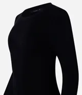 Suéter ajustado de punto color crema, con cuello redondo y mangas largas con botones metálicos en los puños. Confeccionado con viscosa sostenible.