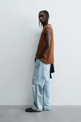 Camiseta sin mangas (tank top) de corte relajado, color marrón óxido, con cuello redondo y sisa ancha.