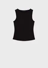Top negro sin mangas con cuello redondo y lentejuelas plateadas.
