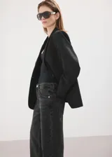 Jeans de corte recto y tiro medio, confeccionados en denim 100% algodón de color gris oscuro con efecto acid wash.