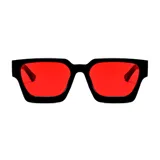 Lentes de sol Praga con armazón rectangular de plástico reciclado color negro y cristales rojos.