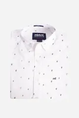 Camisa de manga corta marca Mistral, confeccionada en popelina con estampado de pequeños cactus. Presenta un corte slim fit, cuello clásico y cierre frontal con botones.