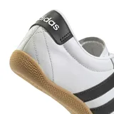 Championes Adidas Grand Court Lo blancos con las tres tiras negras y suela de goma color caramelo.