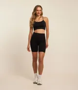 Top deportivo blanco Get Over con copa, sin costuras y diseño texturizado con detalles en diagonal. Cuenta con escote redondo y breteles finos ajustables.