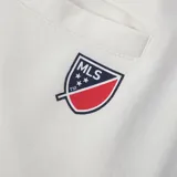 Short deportivo negro con cintura elástica ajustable con cordón, logo del Inter de Miami en la pierna izquierda y la palabra "MIAMI" en la pierna derecha.