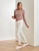 Jegging negro con pretina elastizada, bolsillos simulados delanteros y bolsillos aplicados traseros.