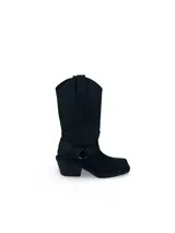 Bota de caña alta color negro, estilo biker, confeccionada en cuero engrasado con detalle de estribo con hebilla.