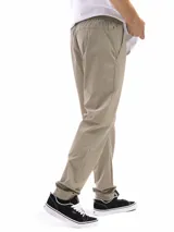 Pantalón casual color beige claro, de corte recto y tiro medio, con cintura elastizada y cordón ajustable. Presenta bolsillos laterales inclinados y costuras visibles en la parte delantera de las piernas.