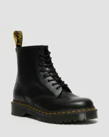 Botas de cuero negro con diseño clásico de 8 ojales, costuras amarillas en la suela y suela de goma acanalada con amortiguación de aire.