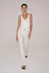 Body negro con aros, escote en V y tirantes, confeccionado con detalles de encaje a tono en las copas y los bordes inferiores.