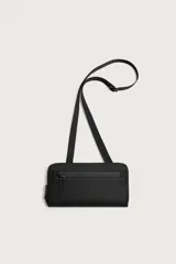 Bandolera rectangular de acabado engomado con cierre de cremallera en el compartimento principal y bolsillo interior con cierre. Incluye asa de hombro ajustable y extraíble.