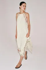 Vestido largo ZARA Woman Collection confeccionado en hilatura de viscosa de color crudo, con cuello halter, tirantes finos, detalles de encaje a tono y bajo asimétrico.