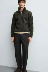 Pantalón regular fit color azul marino, confeccionado en tejido elástico. Cuenta con bolsillos frontales, bolsillos traseros de vivo con botón y cierre frontal con cremallera y botón.