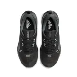 Championes de trail running Nike Juniper Trail 2 con tecnología Gore-Tex, color negro. Presentan una construcción resistente con malla transpirable, refuerzos sintéticos y suela de goma con tracción optimizada para terrenos irregulares.
