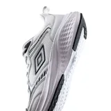 Championes deportivos Umbro modelo Rusk, color gris con detalles en negro, confeccionados con malla transpirable y suela amortiguada.