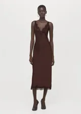 Vestido midi de satén marrón con tirantes finos y detalles de puntilla negra en el escote en V y en el ruedo.