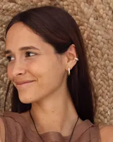 Aros de diseño minimalista con forma de argolla pequeña, realizados artesanalmente en bronce y alpaca con pernos de plata 925.