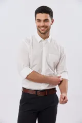 Camisa lisa de manga larga de algodón en color gris claro, de corte slim fit con cuello camisero y cierre frontal de botones.