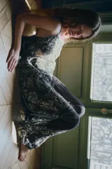 Pantalón bombacho de tiro medio, confeccionado en tejido semitransparente de viscosa con estampado floral. Presenta cintura elástica, bolsillos laterales y bajo abullonado con acabado elástico.