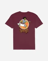 Remera bordó de manga corta con pequeño estampado en el pecho que incluye un esqueleto surfeando y la inscripción "Lost".