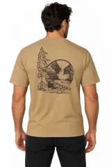 Remera de manga corta color negro, de algodón, con cuello redondo y diseño holgado con estampa frontal.