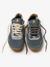 Championes Satorisan modelo Chacrona Laser Prem., color gris con detalles en verde, beige y suela moteada.