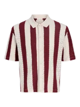 Polo de tejido estructurado con diseño de rayas verticales en colores bordó y blanco, cuello polo, mangas cortas y cierre frontal de botones.