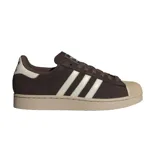 Championes Adidas Superstar II color marrón oscuro con las icónicas tres tiras laterales en color crema. Presenta la clásica puntera de goma reforzada y suela de plataforma en tono beige.