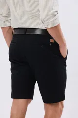 Bermuda clásica azul marino confeccionada en gabardina liviana de algodón con elastano, de corte recto y diseño liso.