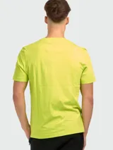 Remera verde lima de algodón con logo "BOSS" estampado en negro en el pecho. Corte regular fit y mangas cortas.