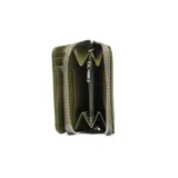 Billetera mediana de cuero con cierre perimetral y logo XL grabado en el frente.