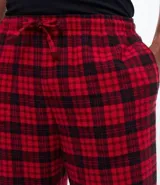 Pantalón de pijama de franela con estampado de cuadros en tonos rojos y negros, cuenta con cintura elástica y cordón de ajuste.