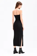 Vestido largo negro de poliéster, con diseño strapless y corte ajustado al cuerpo de textura acanalada.