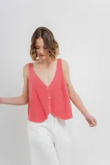 Chaleco celeste de punto con escote en V y cierre frontal con botones. Tejido calado y corte holgado.