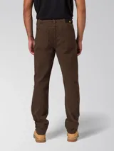 Jeans de mezclilla rígida para hombre, color marrón, con diseño de corte recto y clásico de cinco bolsillos, bragueta con cremallera y botón metálico.