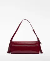 Bolso de hombro Adolfo Domínguez modelo Orión, confeccionado en piel de búfalo con acabado craquelado brillante. Presenta un diseño rectangular con solapa, cierre magnético y asa corta regulable con hebilla.