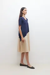 Vestido a la rodilla azul marino y beige, con corte evasé y mangas cortas.