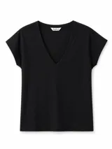 Remera de algodón color negro con escote en V profundo y mangas cortas con diseño de hombros caídos.