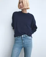 Jeans de corte recto y tiro medio, confeccionados en denim de algodón con un toque de elastano. Presentan un acabado clásico en tono azul claro con bajo desflecado.
