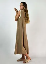 Vestido largo dorado con brillo, sin mangas y con cuello redondo.