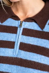 Sweater de punto con diseño de rayas horizontales en color marrón y celeste, corte oversize, cuello polo con cierre frontal y mangas largas.