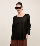 Blusa negra de punto acrílico y viscosa con sisa raglán, escote redondo y manga larga. Tiene una malla con lámina metálica.