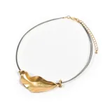 Collar rígido color gris con dije dorado en forma de hoja y cadena de alargue dorada.