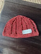 Gorro tipo casquete tejido a mano en crochet con hilo de algodón y lurex.