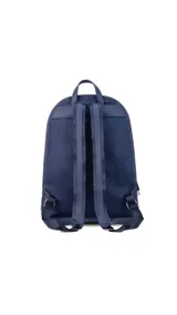 Mochila color beige, combinada con tela tipo impermeable y detalles en simil cuero. Tiene gran tamaño, asas combinadas, bolsillos al frente y compartimiento para notebook de 15".