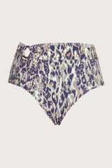 Calzón de bikini de tiro alto con estampado animal print en tonos beige, marrón y azul. Presenta detalle de argolla marrón en el lateral.
