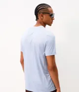 Remera deportiva de manga corta y cuello redondo, color celeste, con tecnología dry y detalles reflectantes en los hombros.